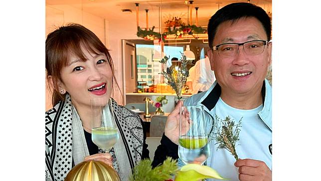 新竹市議員吳國寶（右）的妻子是知名台語歌手張涵雅（左）。翻攝自吳國寶臉書