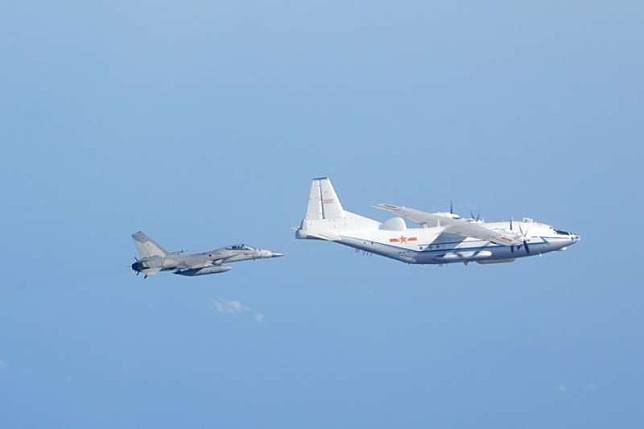 8電子偵察機在台海中線來回巡弋4趟，加劇對台施壓。（國防部提供）