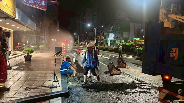 台南永康中正北路鬧區突飄瓦斯味，南市府疏散周邊商家民眾，緊急封路搶修。（圖：消防局提供）