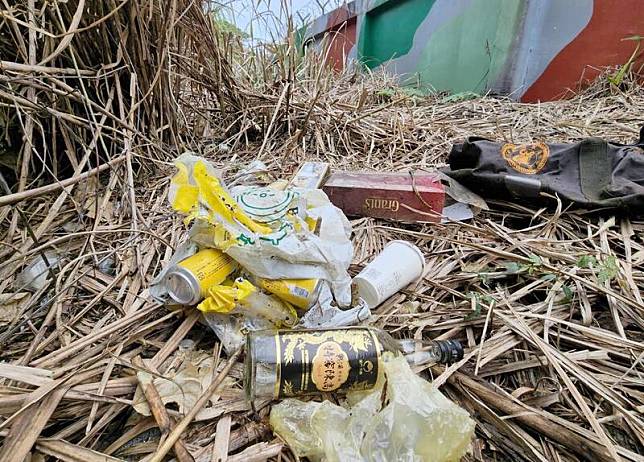 東海岸加路蘭雷達站圍牆外，隨處可見亂棄的酒瓶等垃圾。(民眾提供)☆飲酒過量 有害健康 禁止酒駕☆