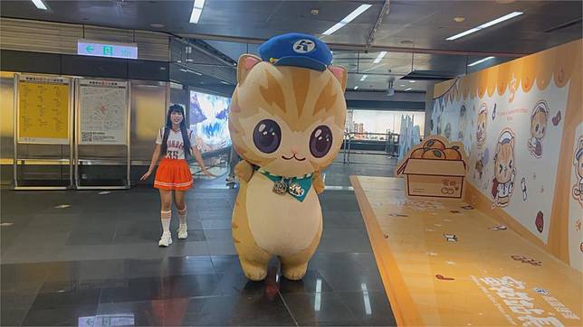 貓站長蜜柑推出網路漫畫　全新彩繪輕軌列車首航