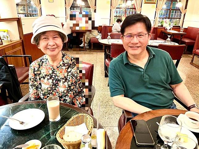 林佳龍與母親前往台北明星咖啡館度過溫親母親節周末。（圖／翻攝自林佳龍臉書）