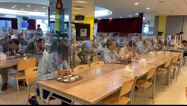 中鋼總部員工餐廳設透明阻隔版，防止口沫橫飛。(記者洪臣宏翻攝)
