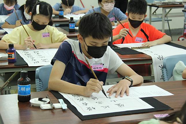 學子揮毫展書藝 大墩盃學生書法比賽即起收件