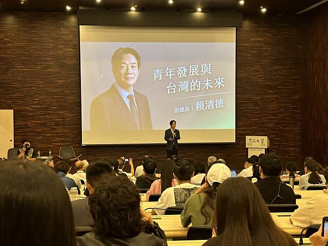 民進黨總統參選人賴清德到東海大學演講，學生提問兩岸是否會發生戰爭，賴清德說，以備戰達到避戰，靠實力取得和平。（圖：寇世菁攝）