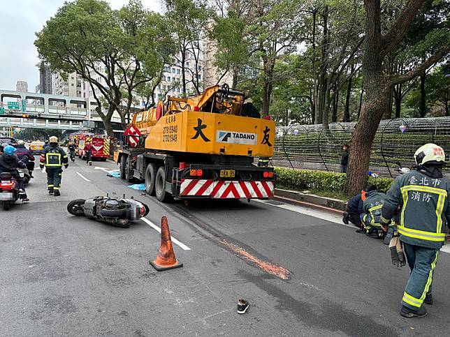 北市男騎車載母意外摔車 母遭輾斃騎士輕傷 圖 中央通訊社 Line Today