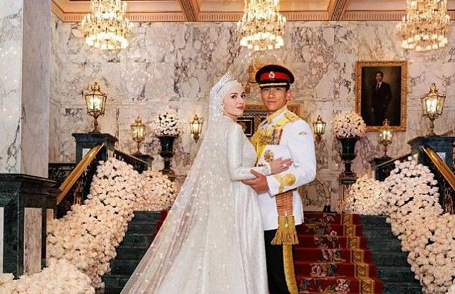 汶萊馬丁王子貼出與妻子安妮莎在婚禮的照片。（翻攝自tmski IG）
