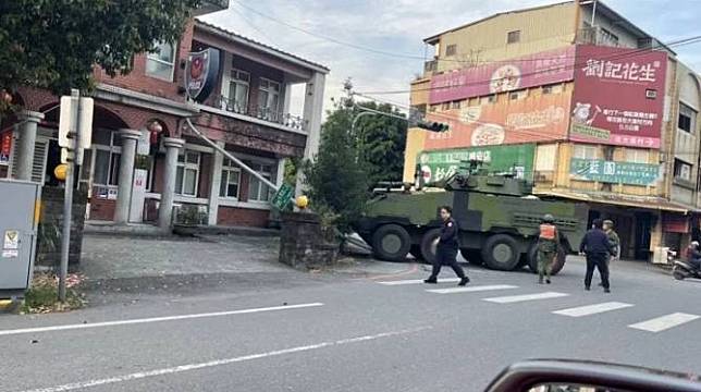 陸軍蘭陽地區指揮部所屬雲豹裝甲車行經冬山鄉廣興路、永興路二段路口，欲右轉，自撞燈桿，燈桿砸到廣興警察派出所圍牆，圍牆部分磁磚毀損脫落。（擷取爆料網路）