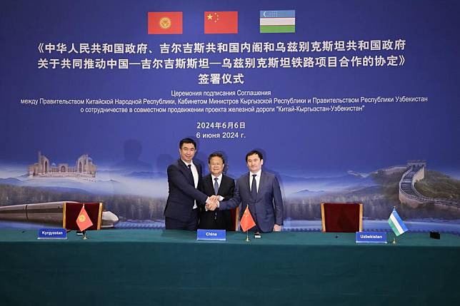 A signing ceremony of an intergovernmental agreement on the China-Kyrgyzstan-Uzbekistan railway project is held in Beijing, capital of China, June 6, 2024. (Xinhua/Xing Guangli)