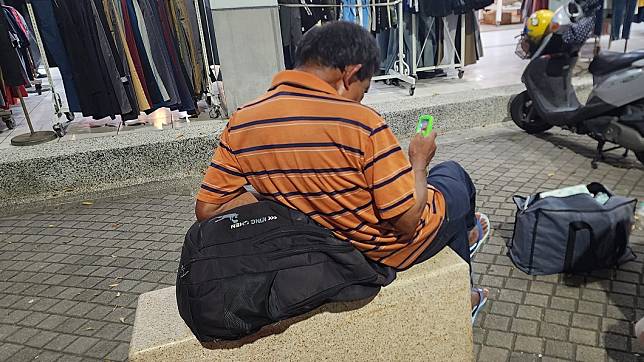 有網友分享在路邊看到一名低頭族阿伯以為是在滑手機。（圖／翻攝自臉書社團「路上觀察學院」）