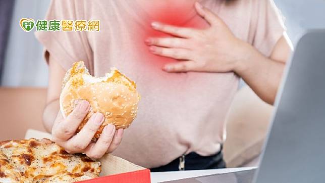 若三餐不正常、飲食習慣不正確，就有可能會導致胃食道逆流，產生心灼熱感（heart burn）等症狀。