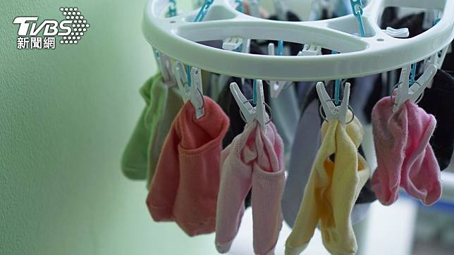 家事達人分享讓襪子不要那麼容易變鬆的小撇步。（示意圖／Shutterstock達志影像）