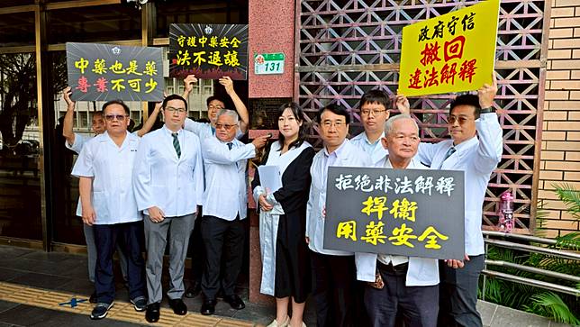 藥師公會今日上午前往台北地檢署，告發衛福部長邱泰源及司長蘇奕彰，涉犯《貪污治罪條例》圖利罪。呂志明攝