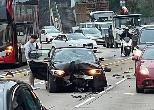 私家車車頭凹陷停在路中。