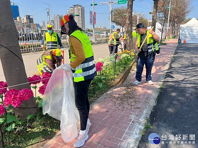 「台灣燈會在桃園」幕後英雄默默發光，228清潔隊員加班收運垃圾。