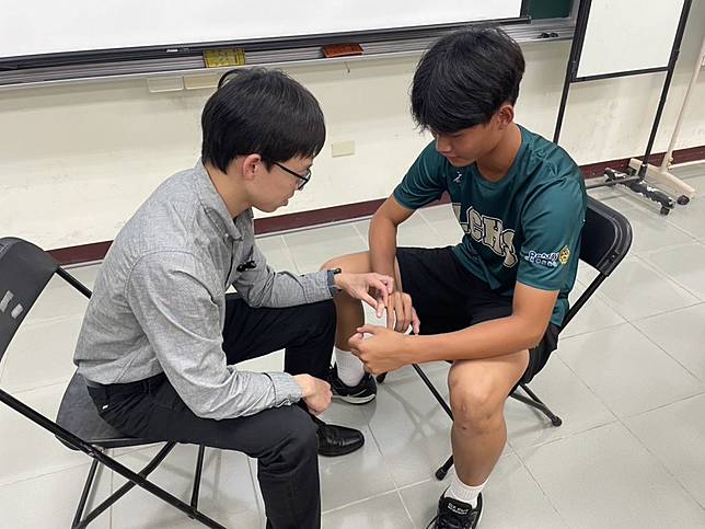博田骨科醫師蘇皇嘉，幫路竹高中體育班學生做義診，並提供衛教指引。　（記者王正平翻攝）
