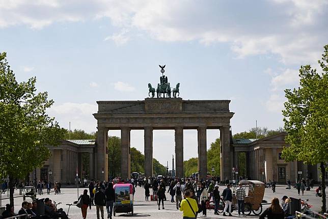 People visit the Pariser Platz at the east side of the Brandenburg Gate in Berlin, capital of Germany, April 28, 2022. (Xinhua/Ren Pengfei)