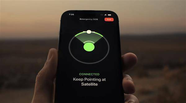 iPhone 14系列推出了利用衛星的「SOS 緊急服務」，讓使用者能夠在行動網路或Wi-Fi覆蓋範圍外，傳送訊息給緊急救難單位。取自Apple