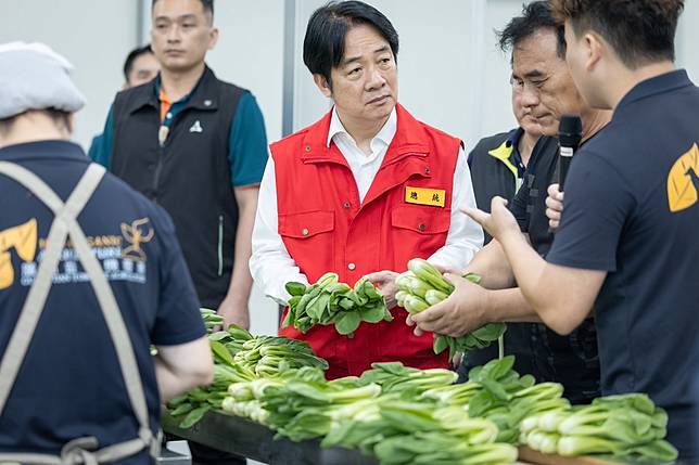 總統賴清德視察柳營區農損情形。總統府提供。
