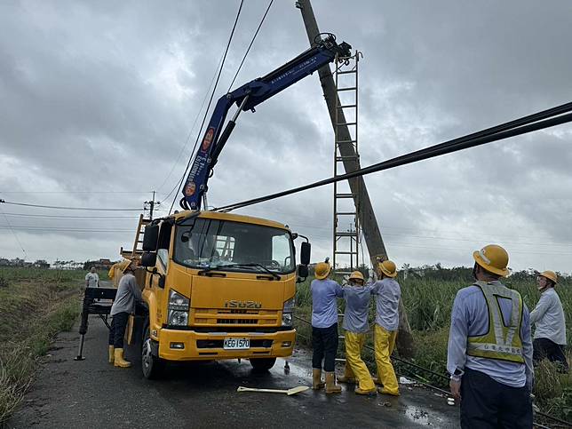 台電持續動員，全國各區處超過9成搶修人力都集中嘉南全力投入復電作業。   圖：取自經濟部官網