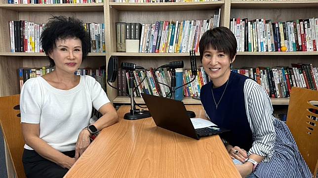 夏嘉璐主持的TVBS Podcast《新聞幕後》，邀請無毒教母譚敦慈（右），揭露民眾常見的飲食壞習慣。（圖／TVBS）