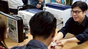 高雄市長陳其邁前年親自化身一日戶政員，協助新人辦理結婚登記。高雄市政府提供