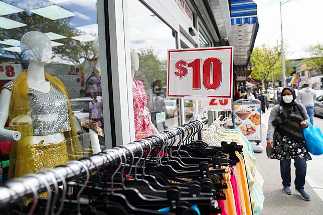 A woman walks past a store in New York, the United States, May 11, 2022. (Xinhua/Wang Ying)