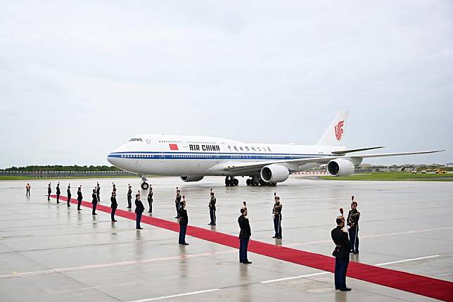 Chinese President Xi Jinping's plane arrives in Paris, France, May 5, 2024. Xi arrived here Sunday for a state visit to France. (Xinhua/Yan Yan)