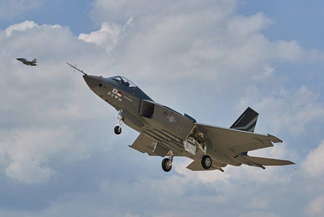 韓國KF-21戰鬥機，旁邊伴飛的是FA-50噴射教練機。 圖 : 翻攝自韓國防採辦計劃管理局