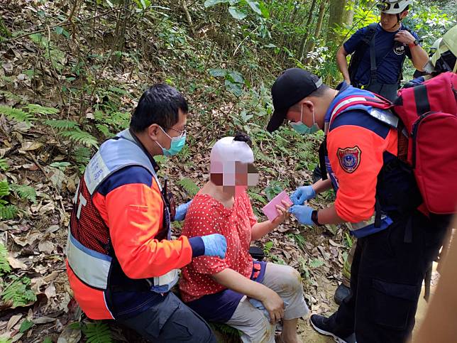 63歲婦人在中興林場步道，失足滑落邊坡，頭部受傷，消防人員協助送醫