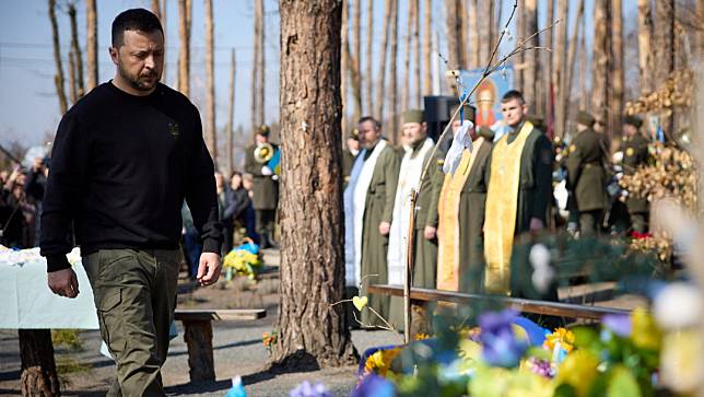 2024年3月21日，烏克蘭總統澤倫斯基參加在基輔州莫什丘鎮（Moshchun）陣亡將士追悼儀式。俄軍2022年進攻時，莫什丘鎮一役是首都基輔未被攻陷的關鍵之一。路透社