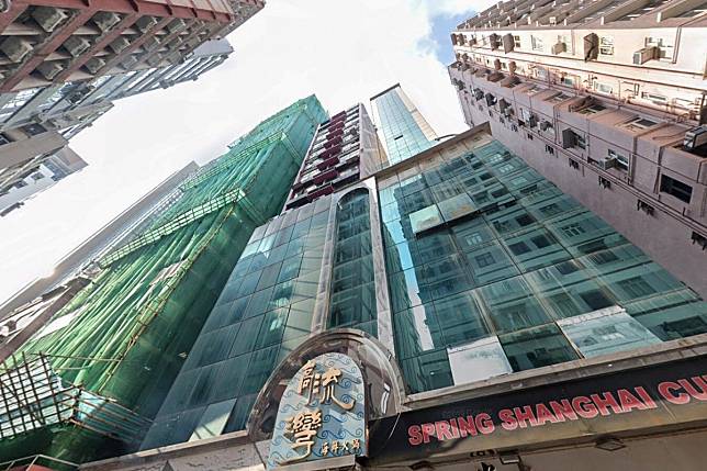 The illegal bar, where 91 Hongkongers were arrested on Tuesday, was operating inside the Vincent Commercial Centre in Tsim Sha Tsui. Photo: Google Maps