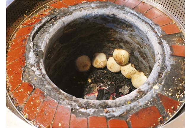 福州世祖胡椒餅，饒河夜市東邊入口處，拳頭大、銅板價的胡椒餅，一顆顆白嫩貼在窯爐邊上。