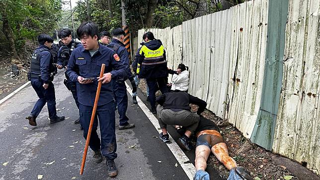 員警當場制服車內2名嫌犯，隨後也循線於汽車旅館逮捕逃逸的另外2人。圖：讀者提供