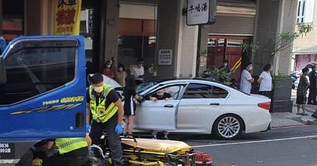租BMW台中市區狂飆闖紅燈衝撞民宅　機車阿北遭撞卡車底慘死