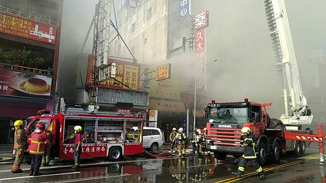 永康區一處餐廳火警，消防人員全力防阻火勢延燒兩側鄰房，並出動雲梯車滅火。（消防局提供）