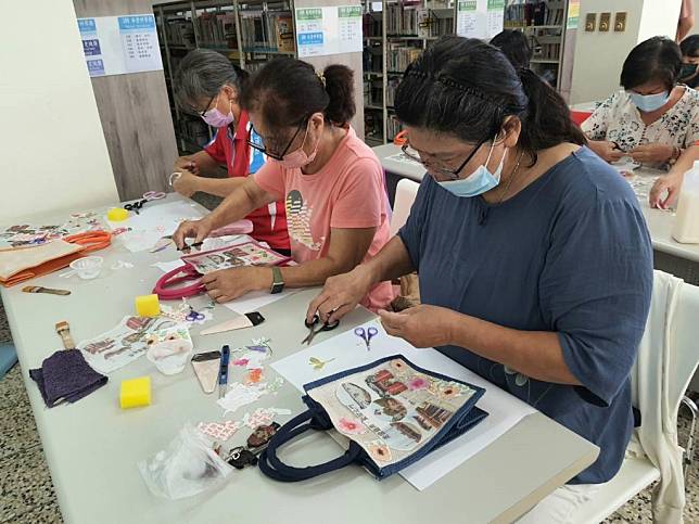 北門區圖書館推出「台南袋著走」手作活動，參加家長發揮創意，拼貼出專屬台南袋，不怕撞包。(記者盧萍珊攝)