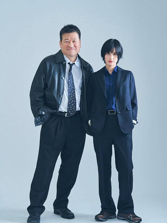 佐藤二朗(左)、橋本愛因合作《夫婦別姓刑警》爆發糾紛。(翻攝自X)