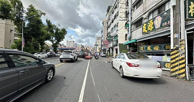 鳳山69歲翁「逆向鬼切」　順向轎車未注意撞上！老翁送醫仍身亡