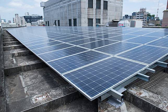 經濟部能源局表示，今年光電建置量有機會挑戰3.59GW。圖為國發會屋頂太陽光電發電設施。（國發會提供）