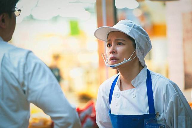 徐若瑄飾演為家庭兼職兩份工作的主婦。（HBO提供）