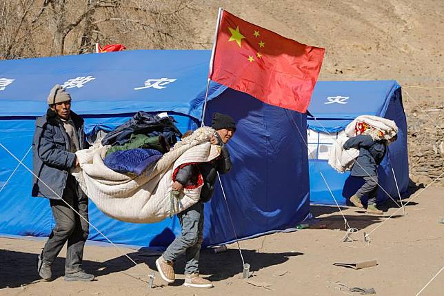 Residents transport supplies from tents to mobile houses at a temporary resettlement site in Gurum Village in Chamco Township of Dingri County in Xigaze, southwest China's Xizang Autonomous Region, Jan. 10, 2025. (Xinhua/Shen Bohan)