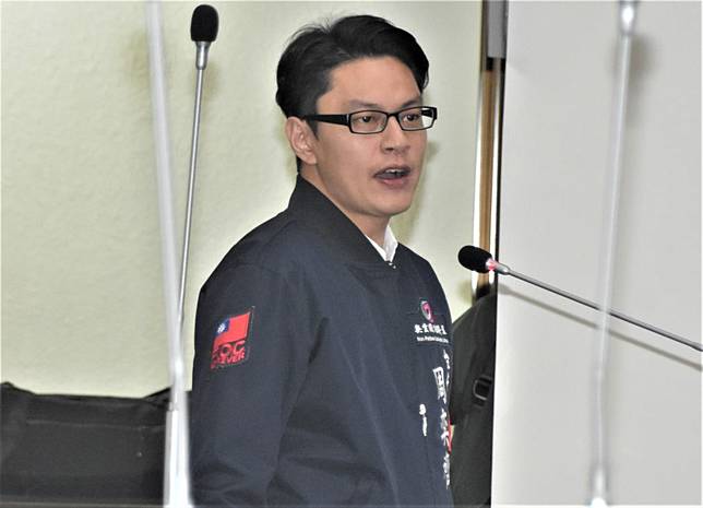 周奕齊不滿市長黃偉哲缺席「０一二一」地震專案報告。（記者翁聖權攝）