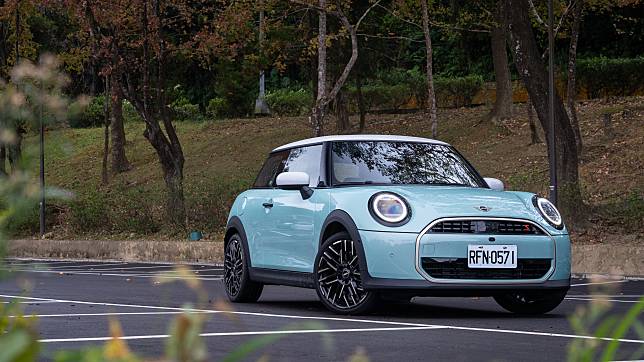 是經典傳承還是離經叛道？Mini Cooper S 三門掀背車款試駕