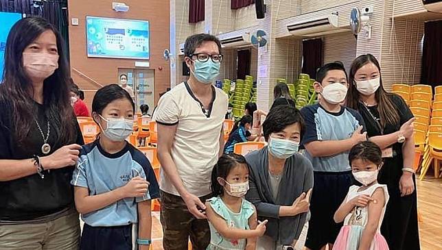 蔡若蓮到學校接種第4針，身體力行籲家長盡早帶子女打針。(蔡若蓮Facebook圖片)