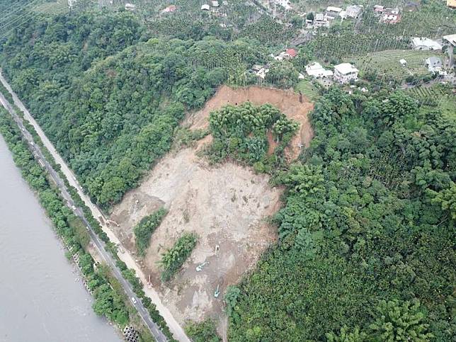 台鐵集集支線因邊坡崩坍走山影響鐵路隧道安全，台鐵除設法搶修，也研擬併入前瞻經費建設，整體規劃整治。(記者劉濱銓翻攝)