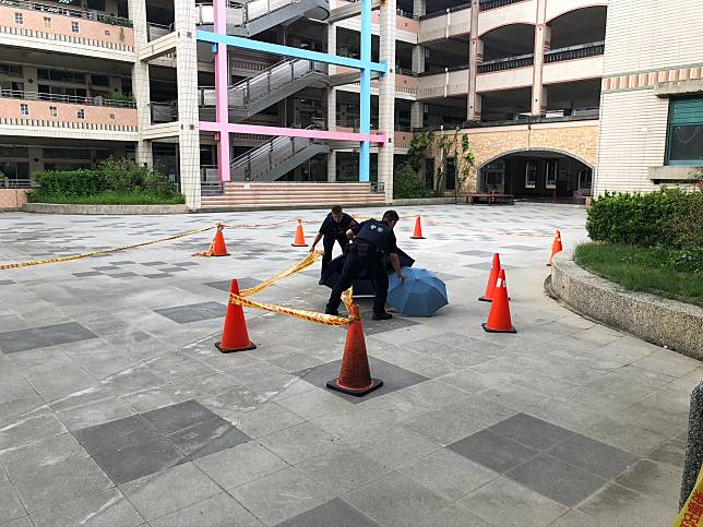 台南市新市區南科實小校園發生男老師墜樓，緊急送醫搶救。（圖：消防局提供）