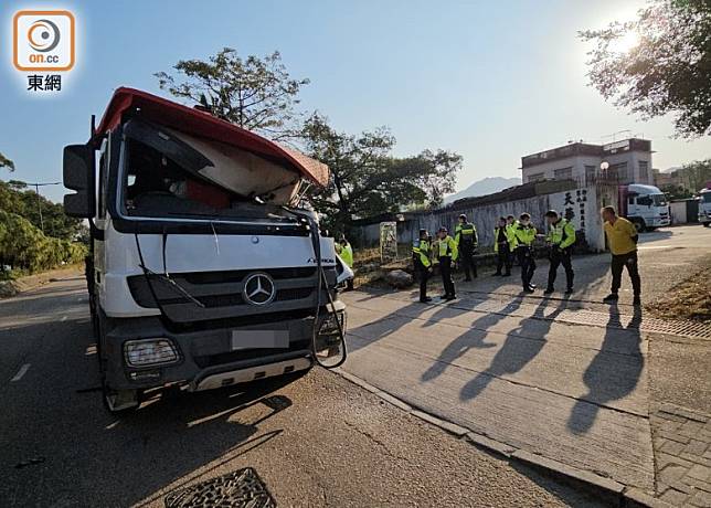 吊臂車車頭嚴重損毀。(吳鎮興攝)