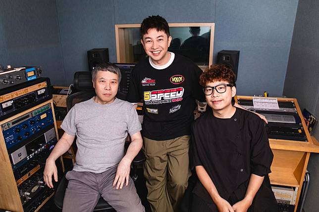 李明川（中）6日推出翻唱單曲〈放心去飛〉，與資深音樂人劉虞瑞（左）、製作人林正帽帽（右）合照。（圖／明新科技大學、產值娛樂）