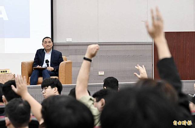 侯友宜提4個堅持，並表示他是1993年第1個到中國去的「公安」。(記者羅沛德攝)